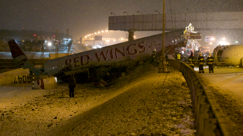 Illustration for article titled Russian Plane Crashes Into Highway After Failed Landing